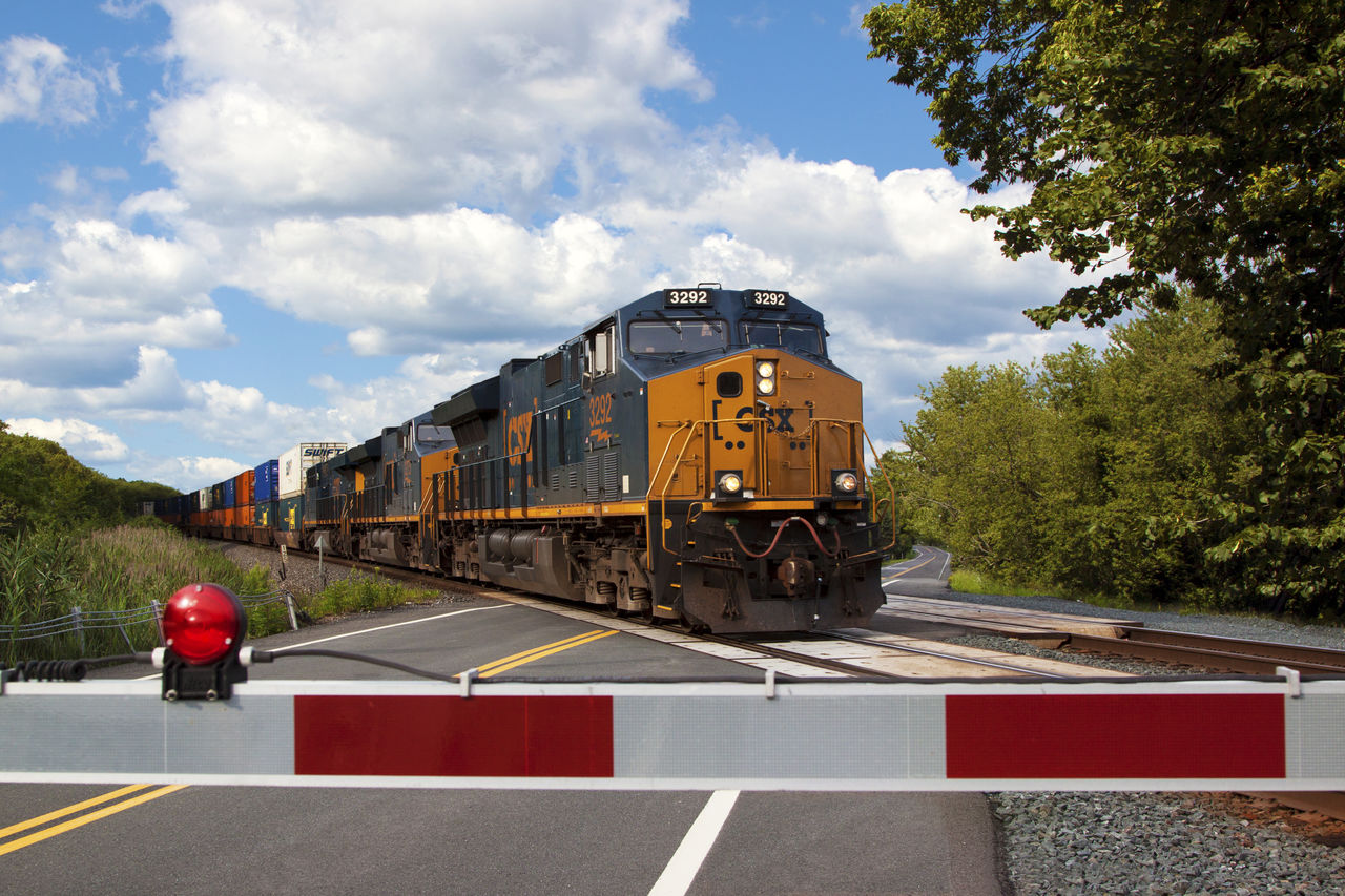 Tips for staying safe around railroad tracks